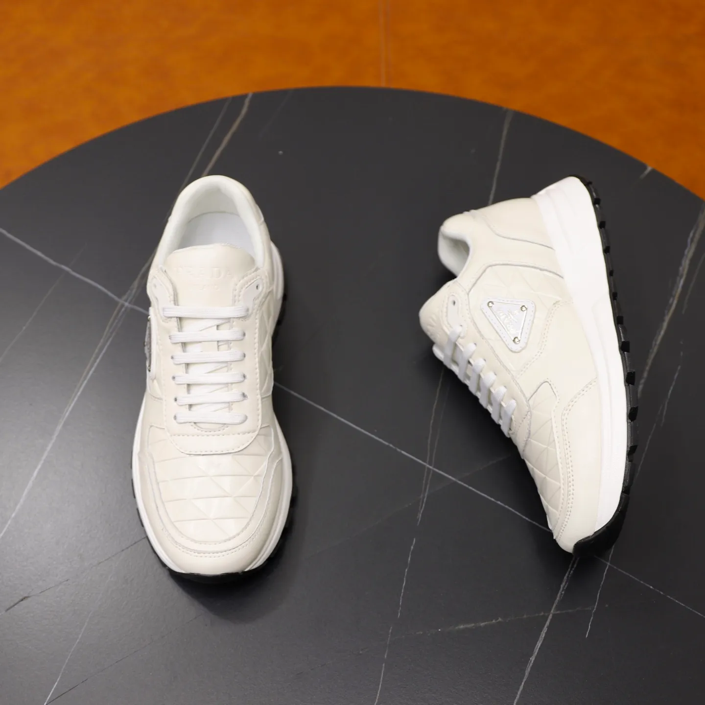 Ex-factory price: 540💰🙅‍♂️🙅‍♂️🙅‍♂️ Brand: PRADA Standard code: 38-44 (45 customized) Grade: Same as the official website Material: Original material splicing Comfortable and breathable lining Lightweight and wear-resistant sports outsole Style category: Men's fashionable casual shoes Running sneakers Distinguished luxury brand elements Top luxury Color: actual picture color
